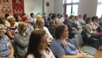 Sala konferencyjna WBP w Olsztynie podczas VIII Wojewdzkiego Zlotu Moderatorw Dyskusyjnych Klubw Ksiki  2017. Na krzesach siedz moderatorzy DKK  - zblienie.
