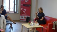 Sala konferencyjna WBP w Olsztynie podczas VIII Wojewdzkiego Zlotu Moderatorw Dyskusyjnych Klubw Ksiki  2017. Trwa spotkanie autorskie z Ann Dziewit-Meller.
