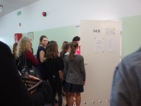 Na zdjęciu uczestnicy konkursu podzieleni na grupy, udają się do wylosowanych sal, gdzie napiszą test wiedzy. Zdjęcie wykonane w Szkole Podstawowej nr 25 w Olsztynie