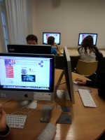 Uczniowie SP2 uczestniczący w zajęciach poświęconych umiejętności korzystania z zasobów online do nauki języka angielskiego (zdjęcie wykonano w sali z publicznym dostępem do komputerów WBP na Starym Mieście)