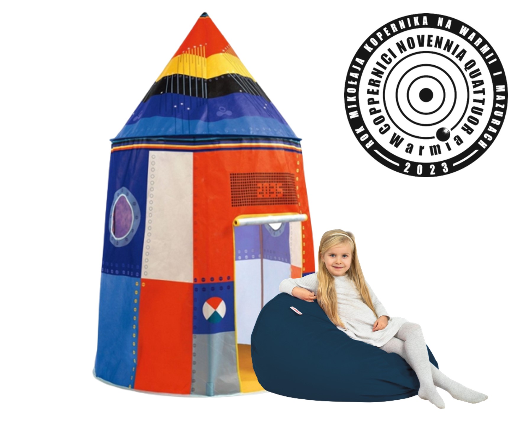 Dziewczynka na pufie obok namiotu w kształcie rakiety
