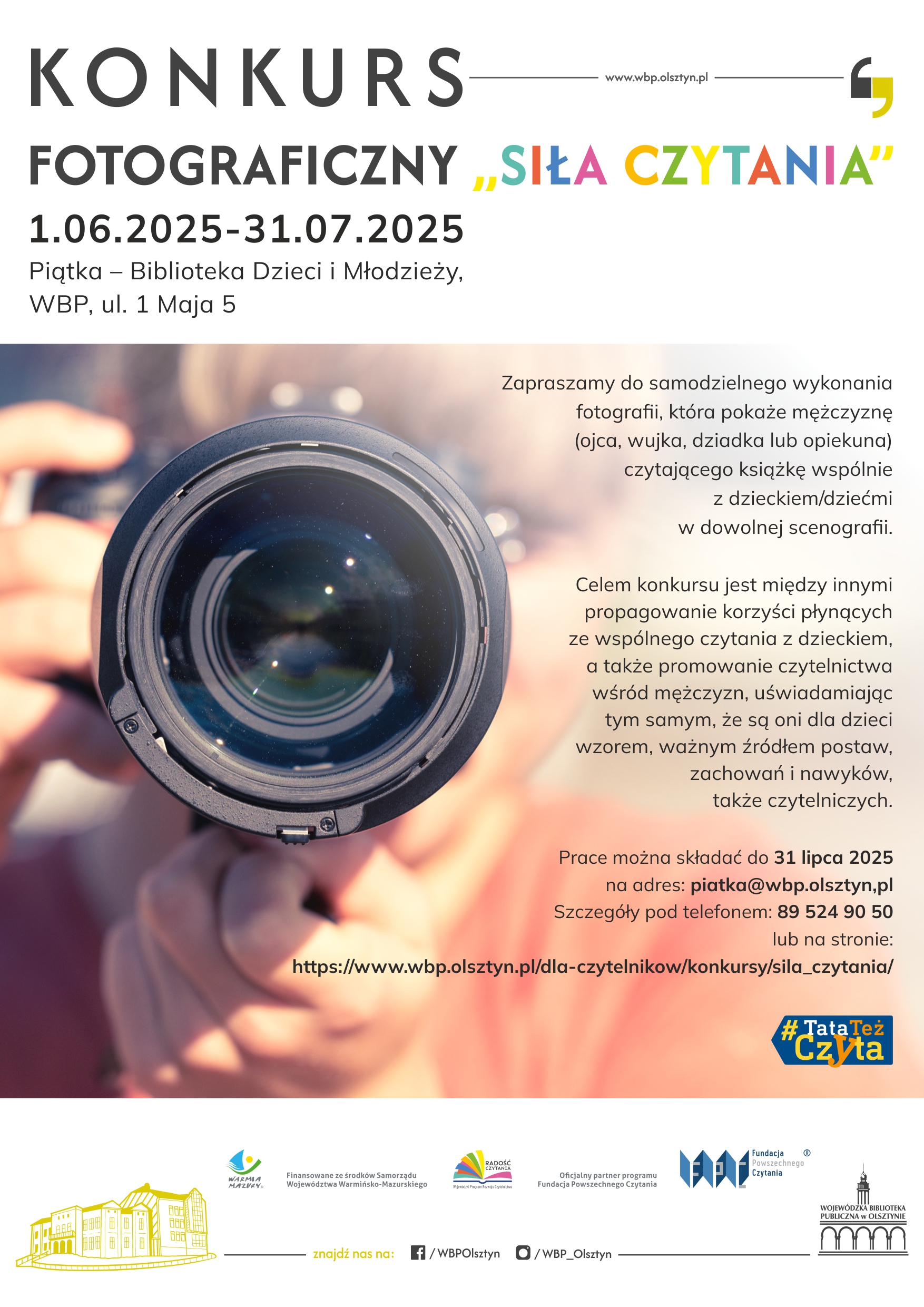 Plakat zatytułowany Konkurs fotograficzny Siła czytania. Tekstowi towarzyszy zdjęcie obiektywu aparatu fotograficznego. Obiektyw aparatu jest trzymany przez osobę na wprost patrzącego.