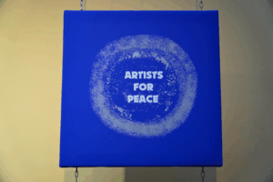 plakat promujący wystawę "Artist for Peace"