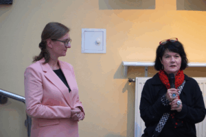 otwarcie wystawy na zdjęciu dyrektorka WBP Adrianna Walendziak i kuratorka Ewa Pohlke