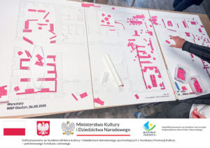 Widok z góry na trzy arkusze planów budynków rozłożone na stole. Na planach naniesiono liczne różowe, prostokątne elementy symbolizujące wyposażenie lub układ pomieszczeń. W rogu napis Warsztaty WBP Olsztyn, 06.08.2025. Poniżej belka informacyjna.